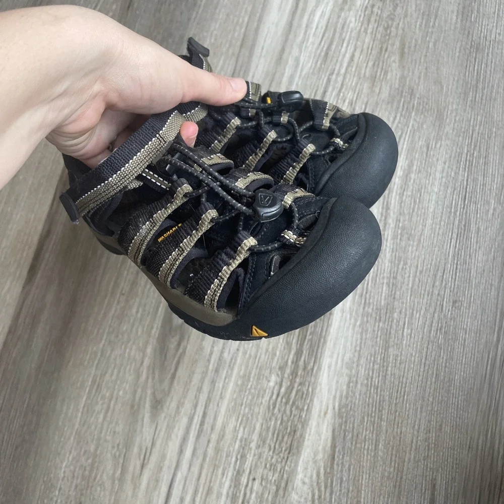 Keen Newport H2 Waterproof Kids Size 2 Hiking Trail Sandals Black‎ Close Toe
